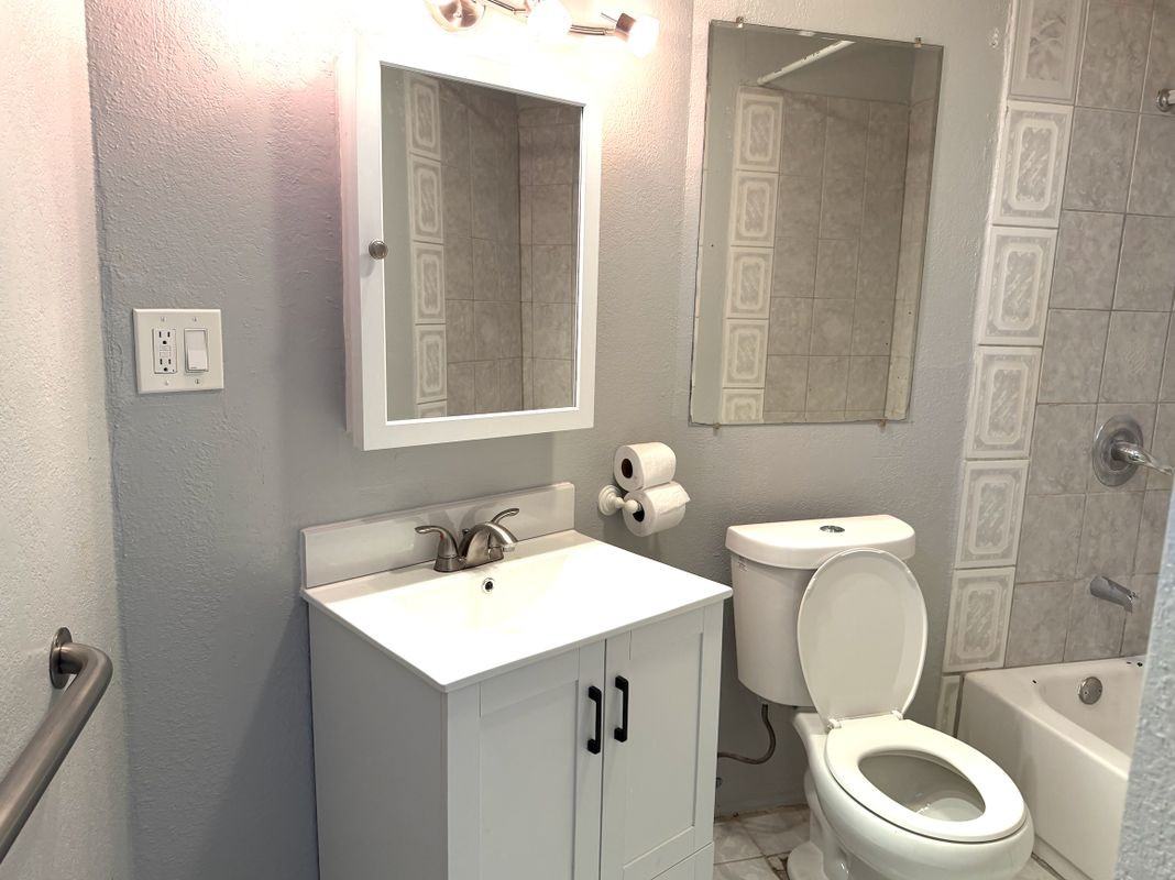 13815 Foster Ave - Photo 4 of 7