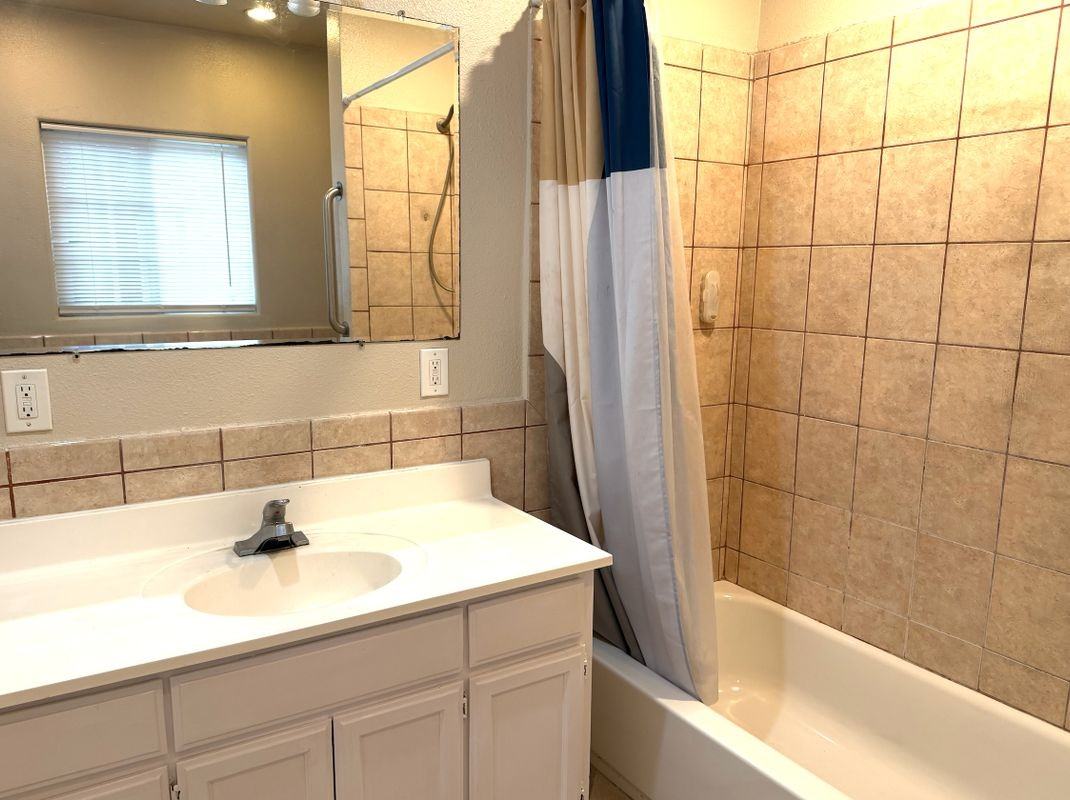 13815 Foster Ave - Photo 5 of 7