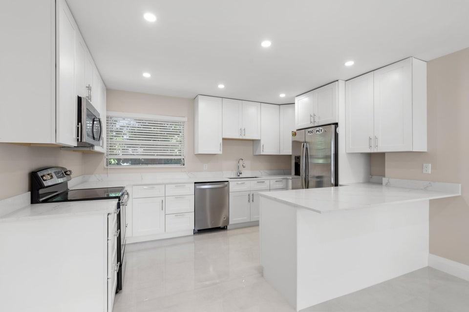 301 Southeast 12th Avenue - Photo 4 of 7