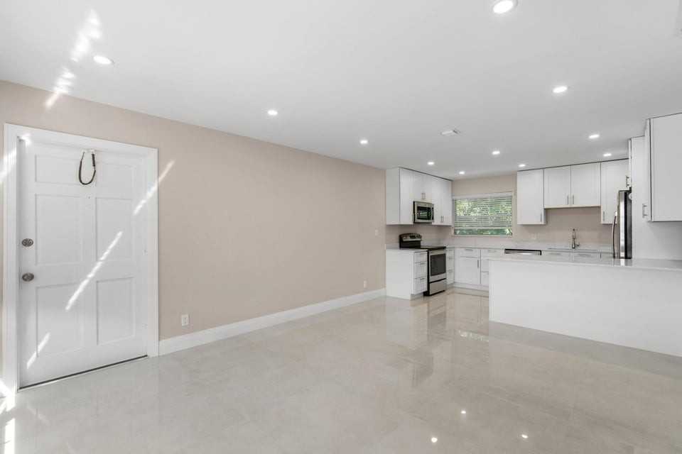 301 Southeast 12th Avenue - Photo 2 of 7