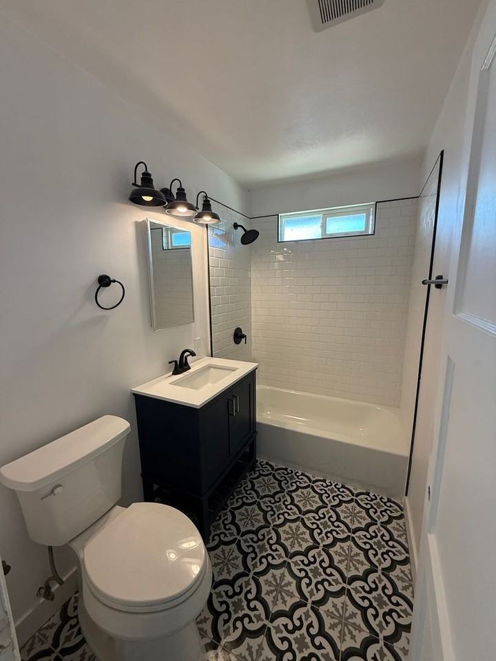 945 Carson St - Photo 3 of 10