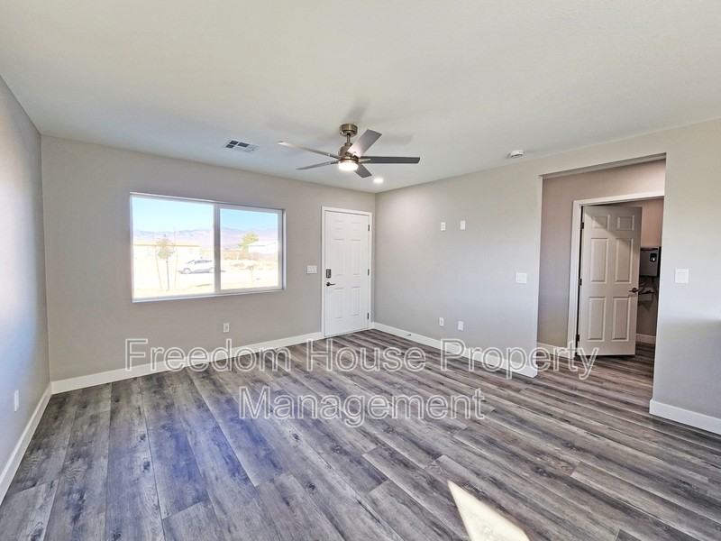 561 Valiant Ave - Photo 4 of 28