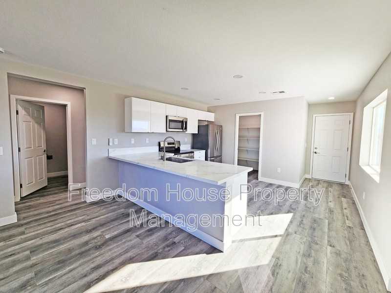 561 Valiant Ave - Photo 5 of 28