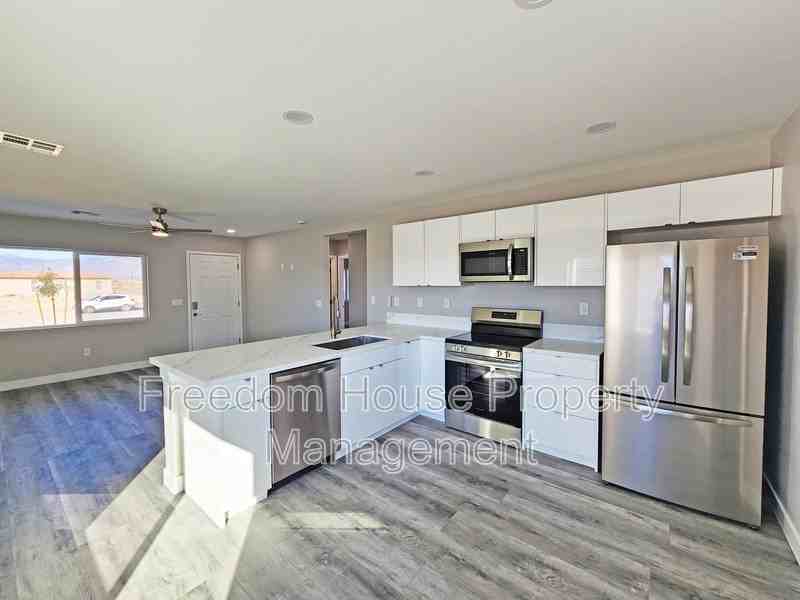 561 Valiant Ave - Photo 6 of 28