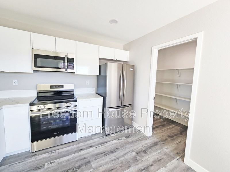 561 Valiant Ave - Photo 7 of 28