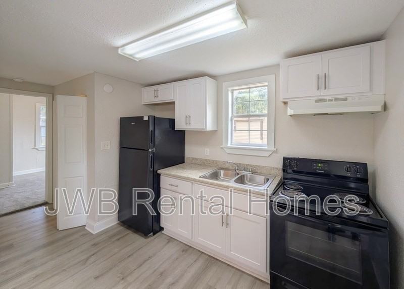 3803 N Davis St - Photo 4 of 15