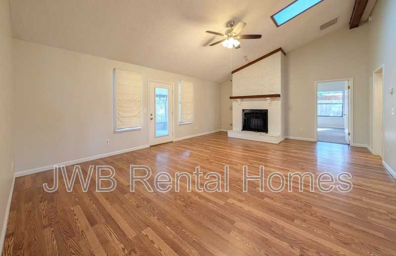 3257 Hampstead Dr - Photo 5 of 18