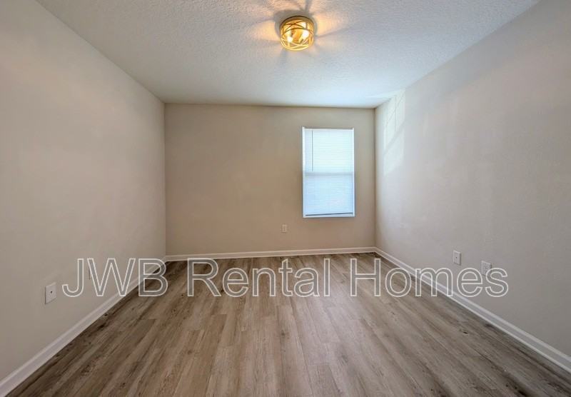 6801 Lake Mist Ln - Photo 6 of 17