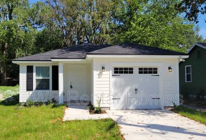 1457 Clyde St - Photo 2 of 9