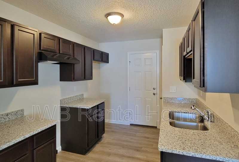 1457 Clyde St - Photo 4 of 9