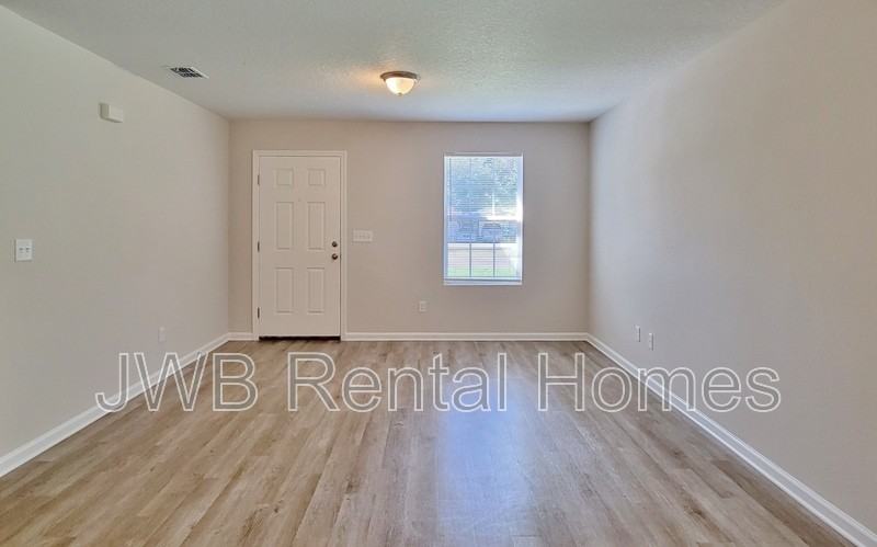 1457 Clyde St - Photo 5 of 9