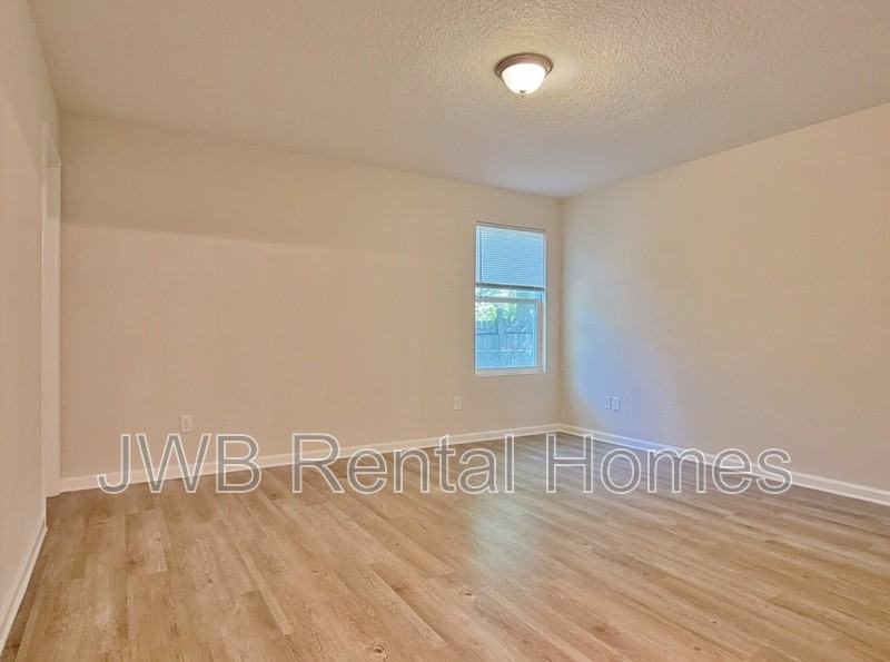 1457 Clyde St - Photo 6 of 9