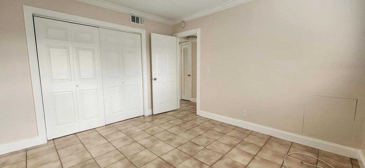 248 Northeast 12th Street - Photo 6 of 8