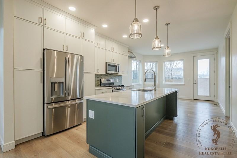 915 Caledonia Ct - Photo 3 of 10