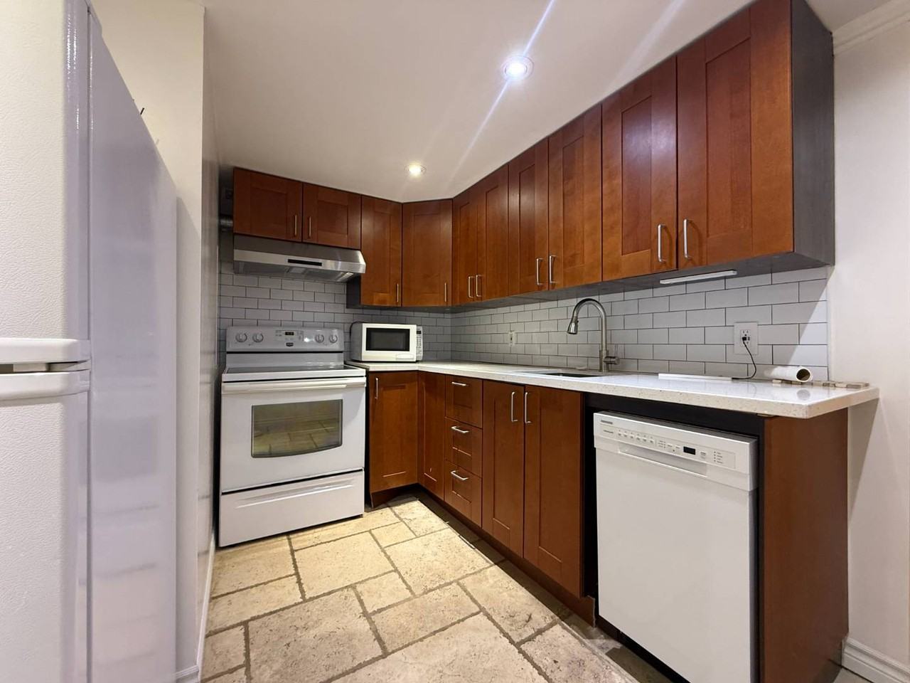 632 Burnhamthorpe Rd W - Photo 2 of 36