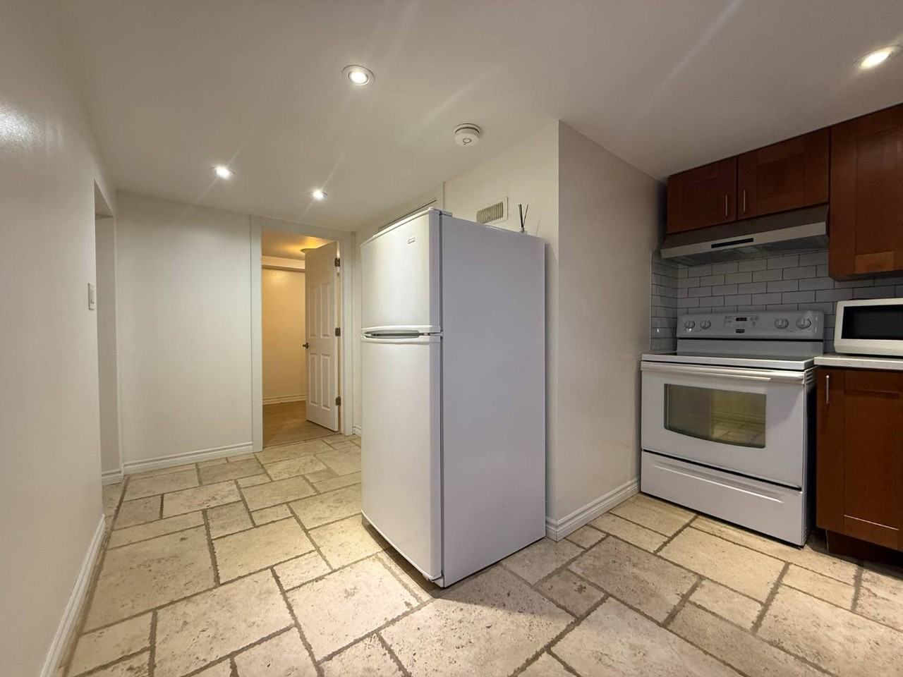 632 Burnhamthorpe Rd W - Photo 3 of 36