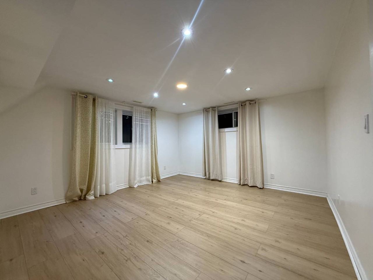 632 Burnhamthorpe Rd W - Photo 5 of 36