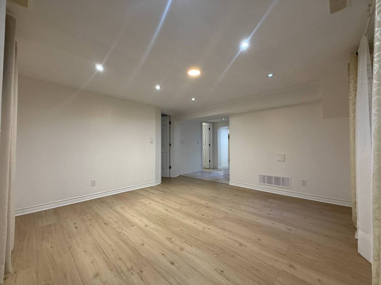 632 Burnhamthorpe Rd W - Photo 6 of 36