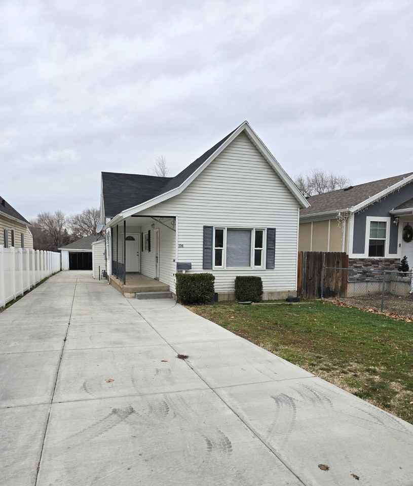 2241 Jackson Ave - Photo 2 of 10