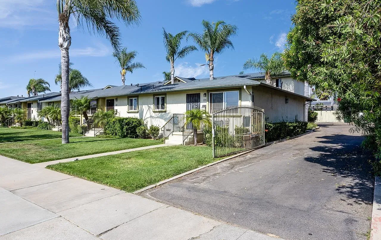 201 Twin Oaks Ave #8 - Photo 4 of 15