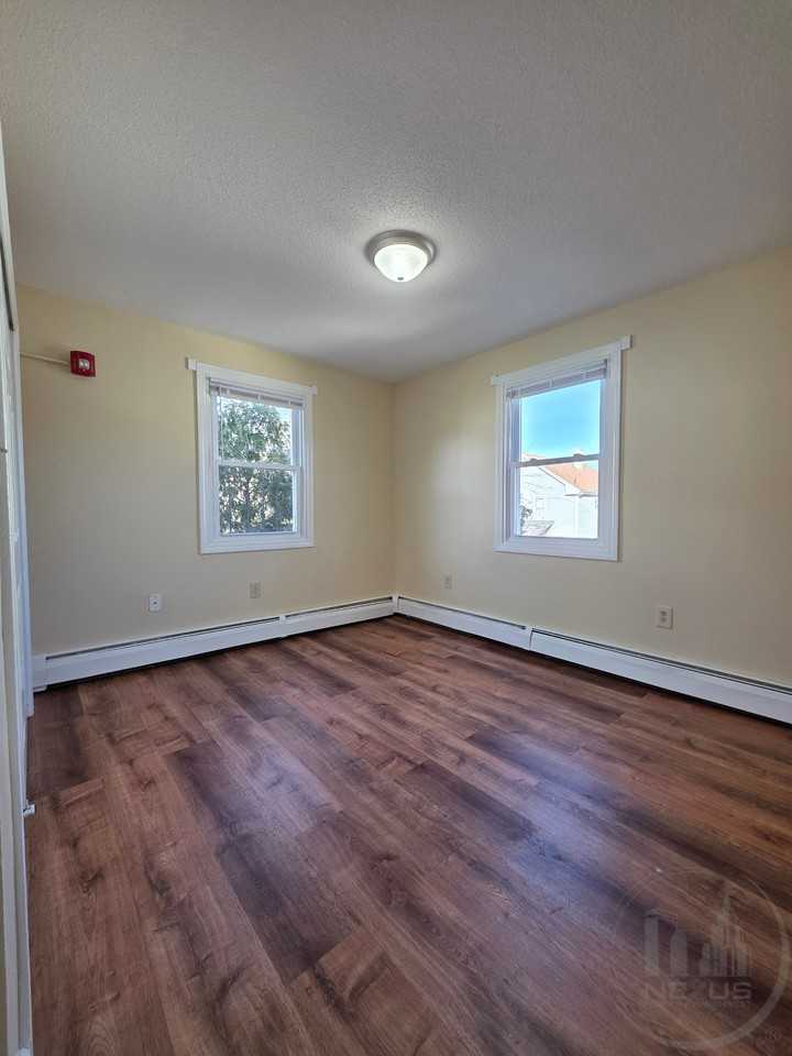 679-681 Pine St - Photo 4 of 9