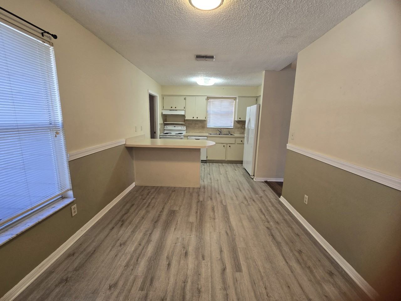 13436 White Plains St - Photo 3 of 17