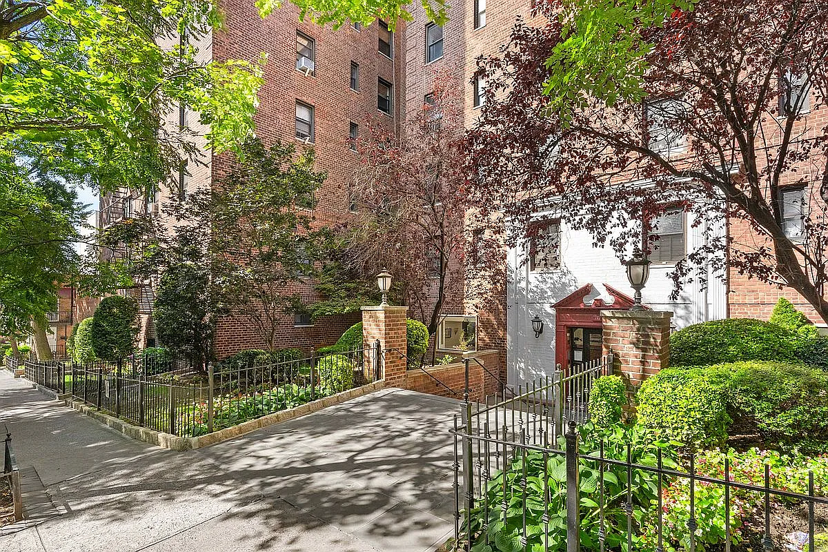 145 72nd St #F7 - Photo 3 of 9