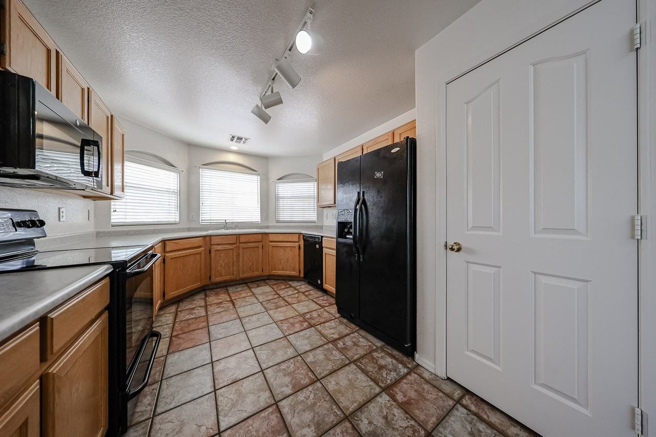 3884 E Douglas Loop - Photo 6 of 44