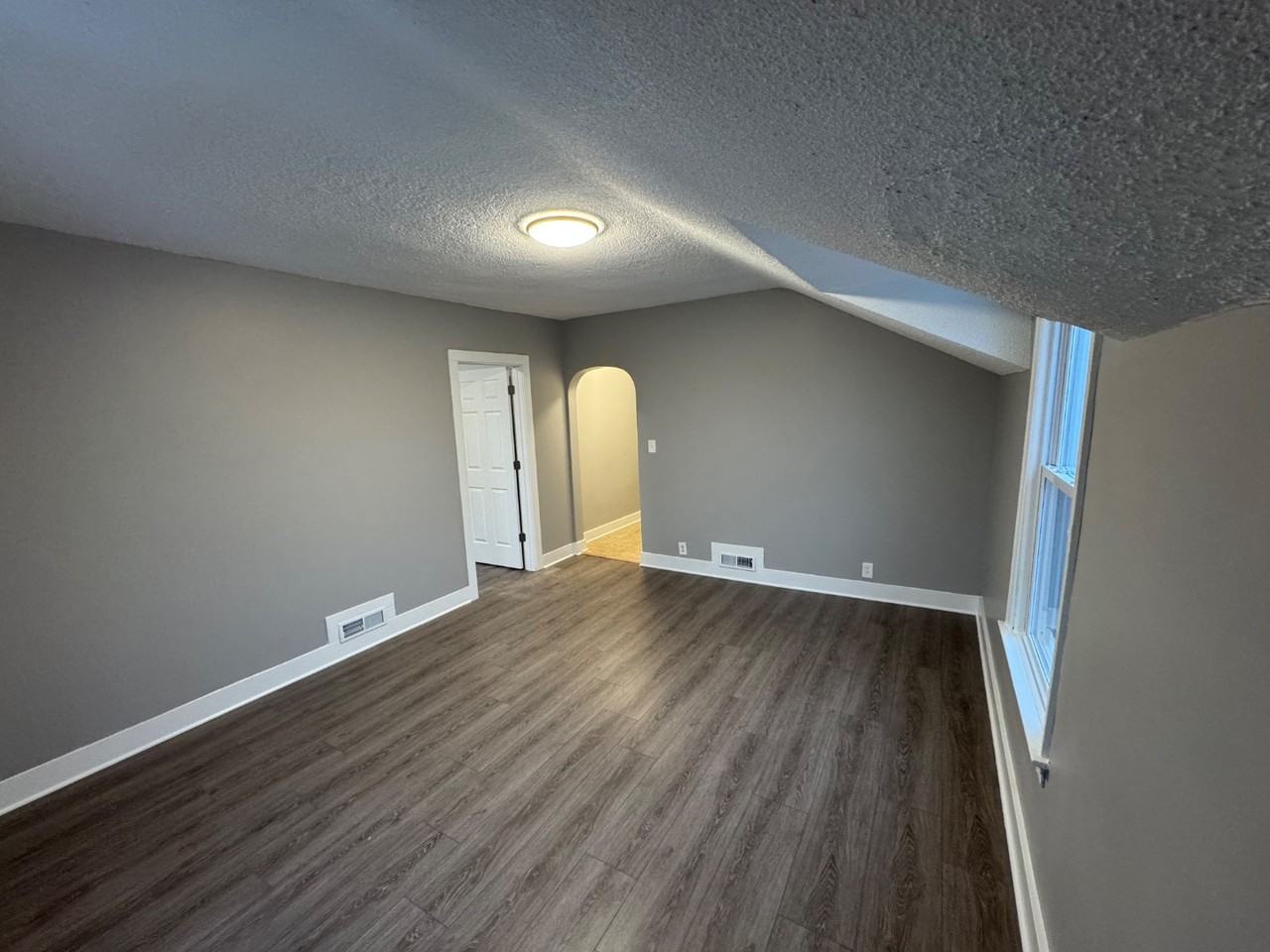 2707 Commercial Ave - Photo 3 of 10