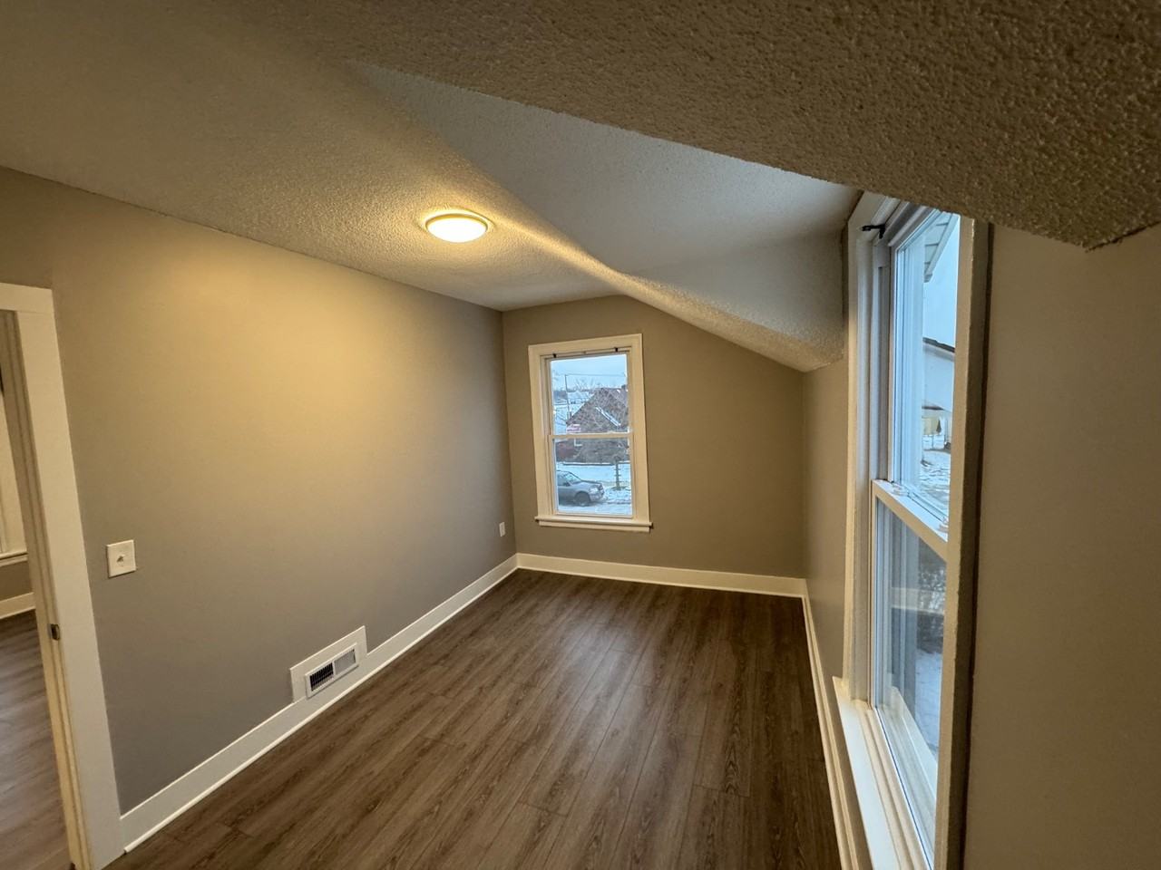 2707 Commercial Ave - Photo 4 of 10