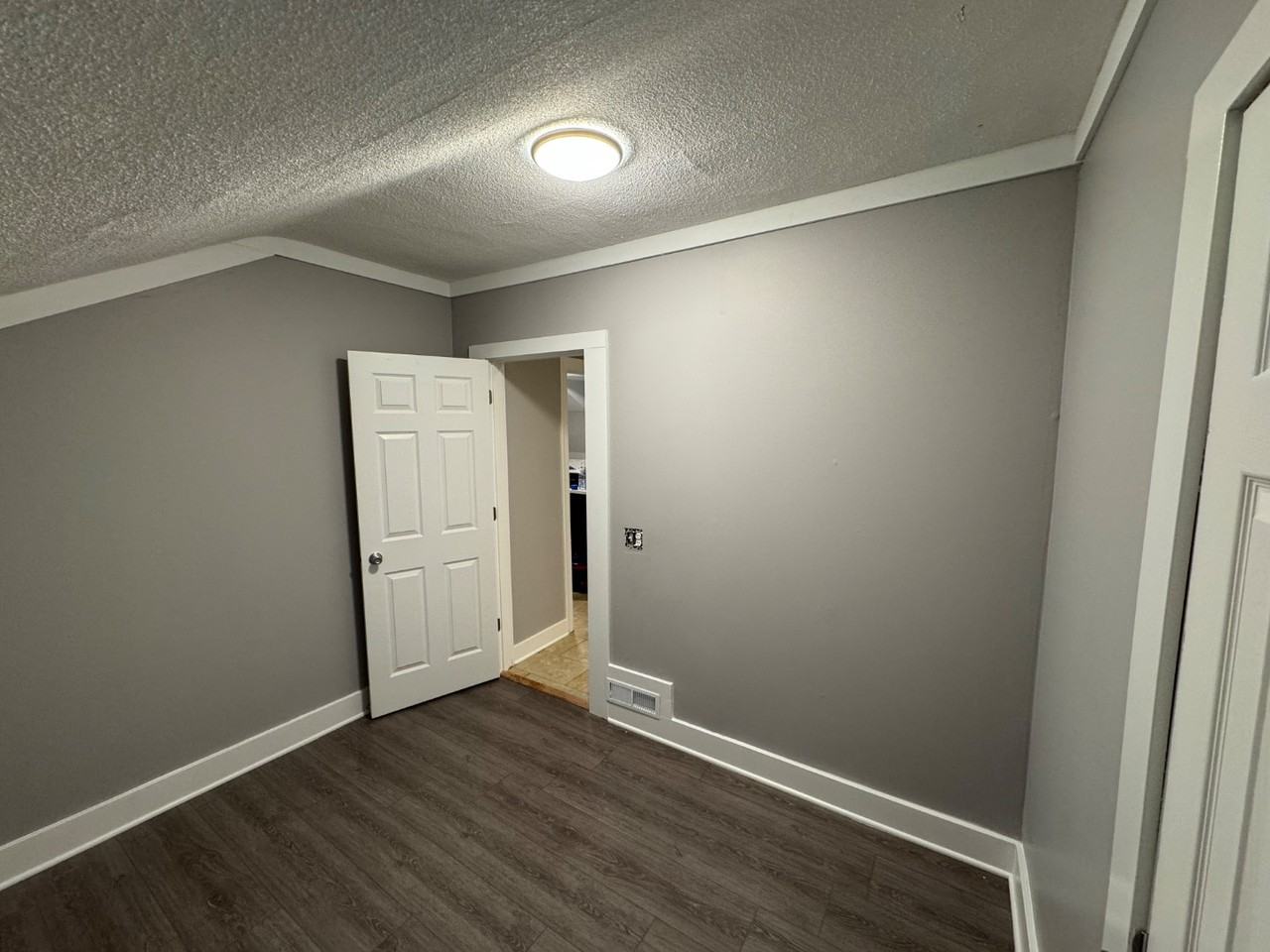 2707 Commercial Ave - Photo 7 of 10