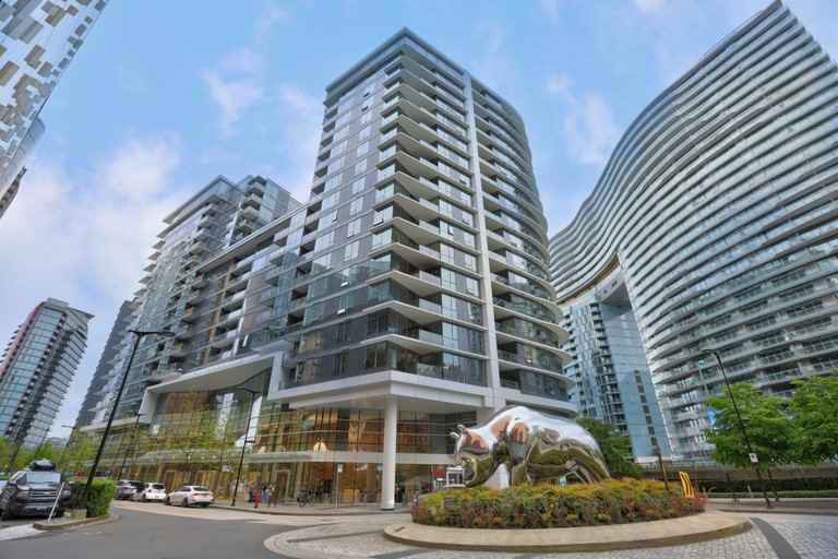 68 Smithe St #822