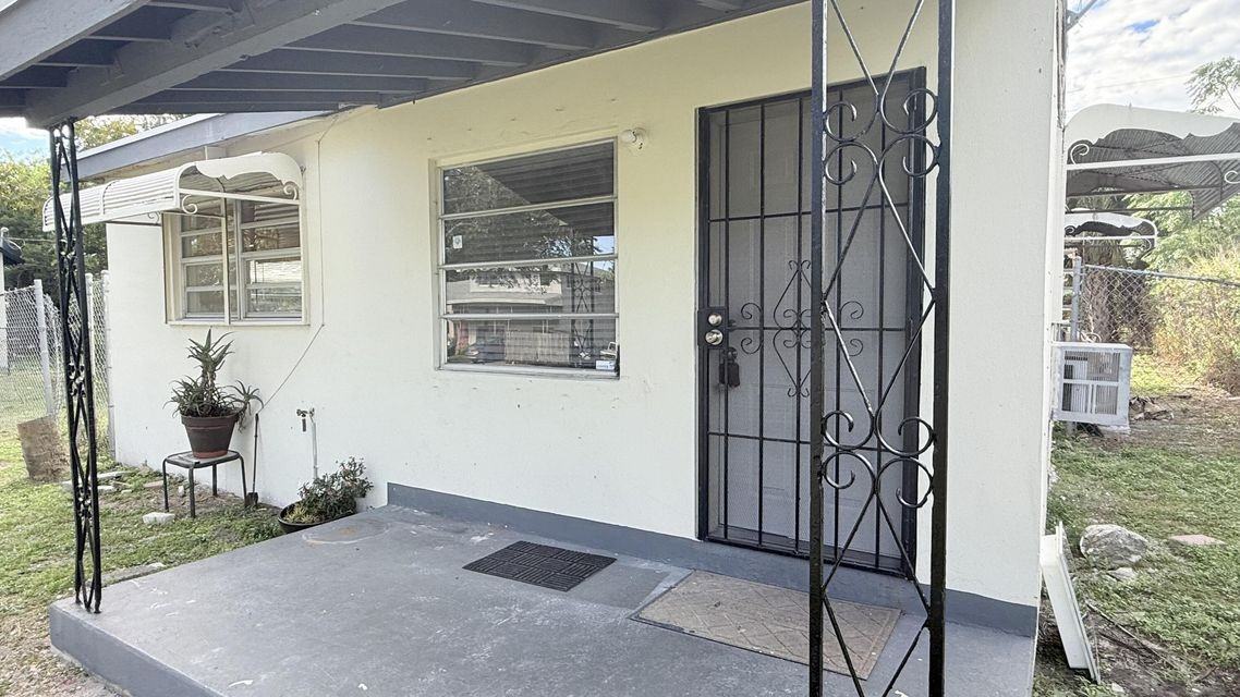 212 Northwest 8th Avenue - Photo 3 of 6