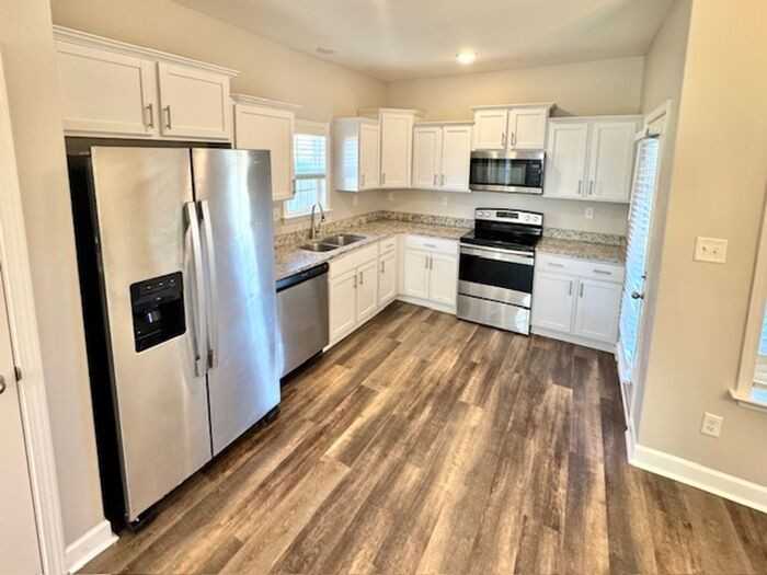 5696 Matthew Dr - Photo 3 of 10