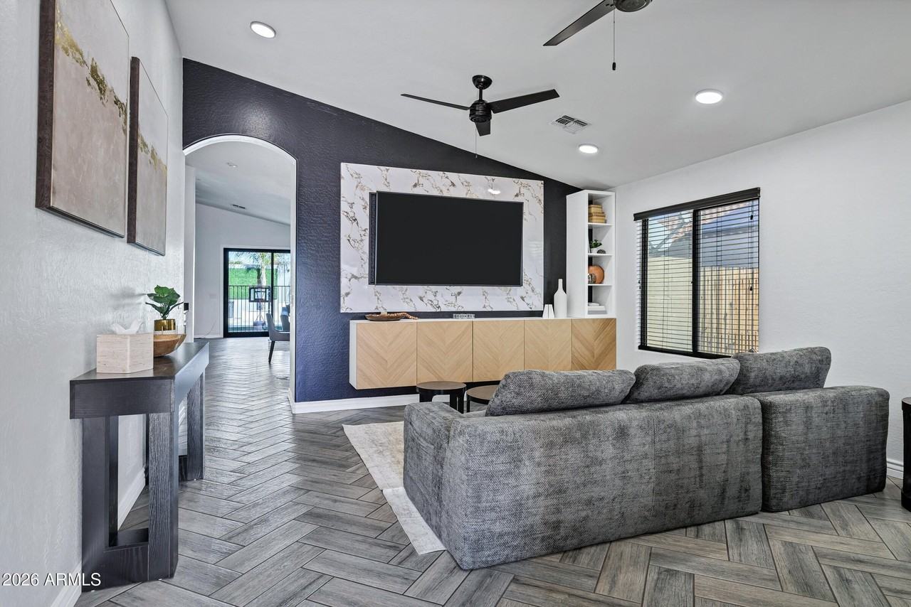 9558 W Harmony Ln - Photo 5 of 49