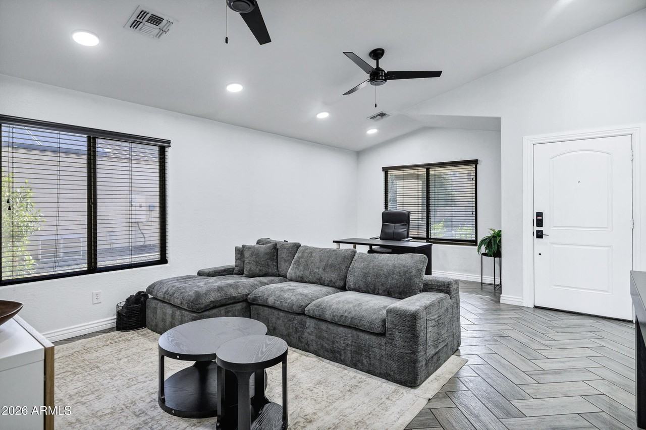 9558 W Harmony Ln - Photo 7 of 49