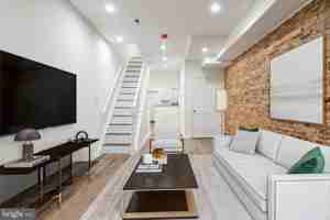 featured image of 912 N Milton Ave