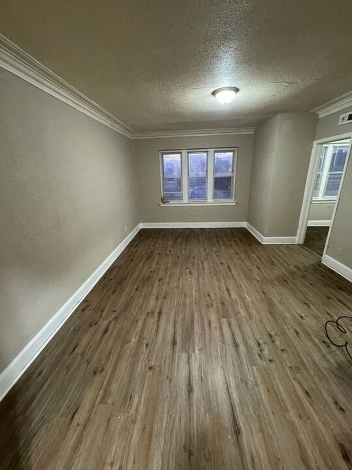 Teutonia Apartments - Photo 2 of 9