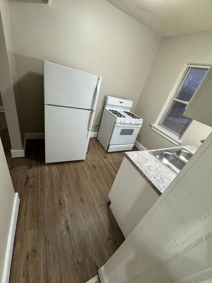 Teutonia Apartments - Photo 7 of 9