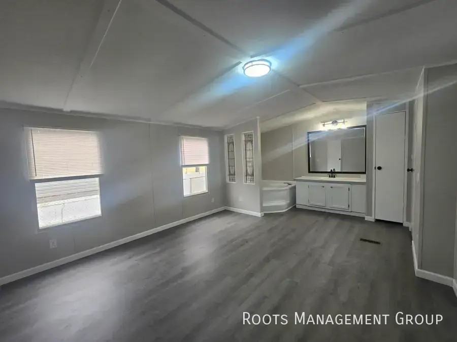 8411 N Selkirk Dr - Photo 2 of 10