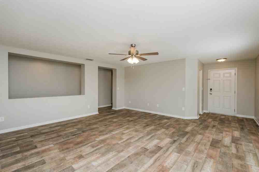 7406 Bridgeview Dr - Photo 3 of 16