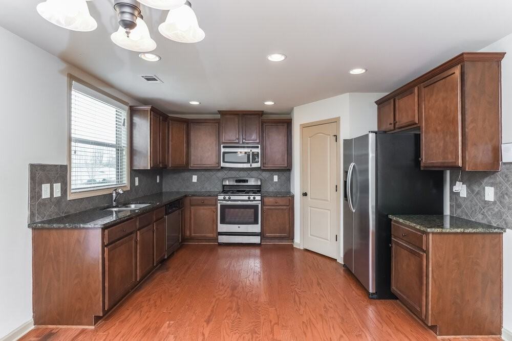 3258 Sag Harbor Ct - Photo 4 of 24