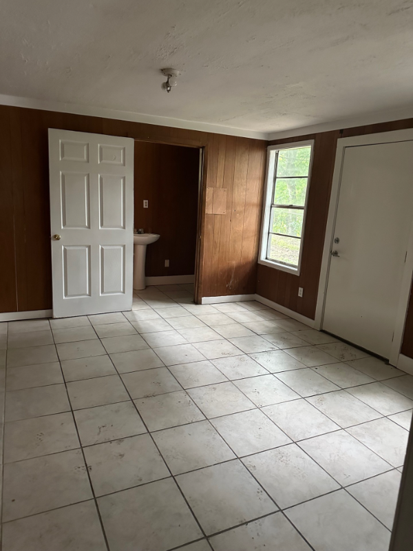 2413 Ross Ave - Photo 4 of 12