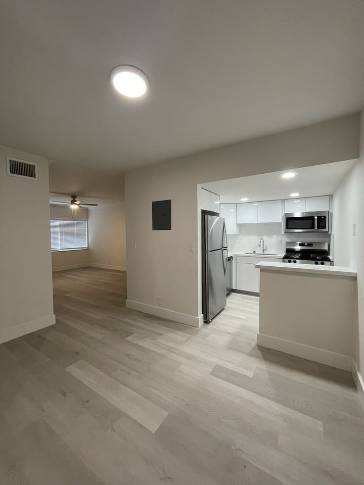 1325 Southeast 8th Avenue #B203 - Photo 6 of 7