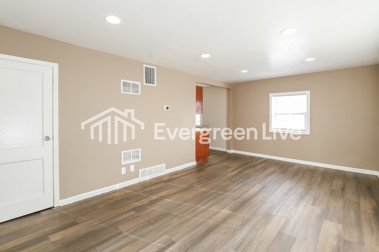 6784 Franklin St - Photo 2 of 15