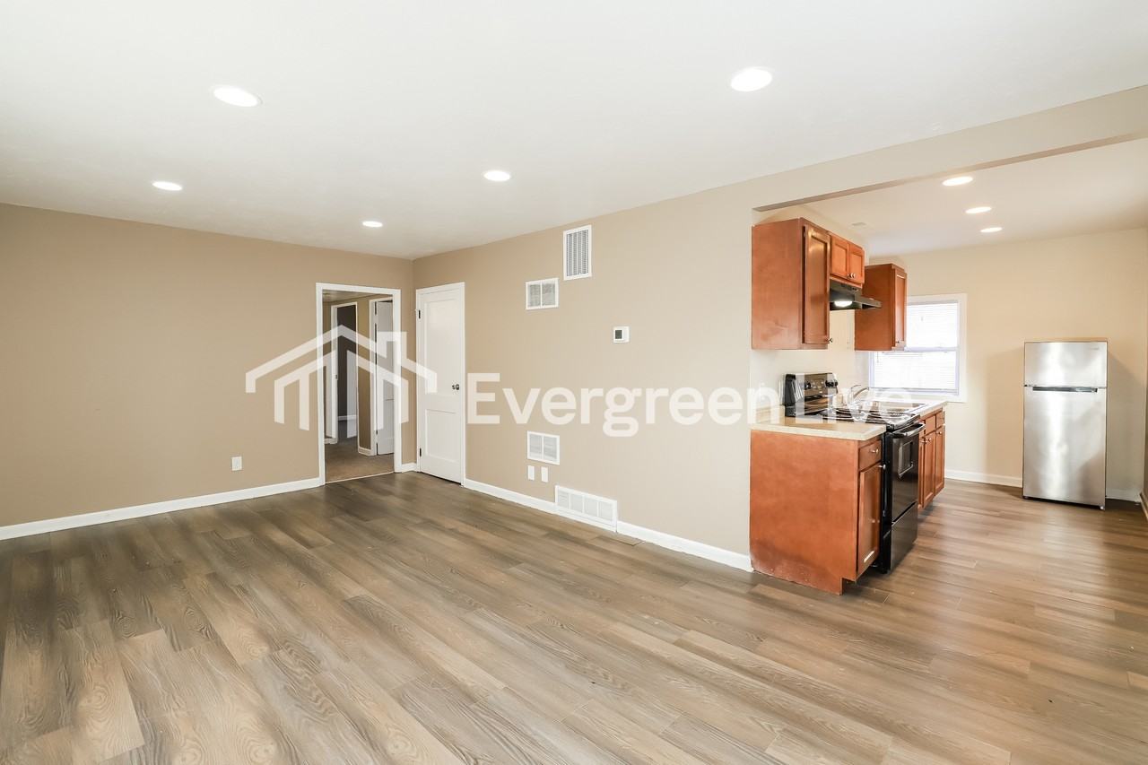 6784 Franklin St - Photo 5 of 15