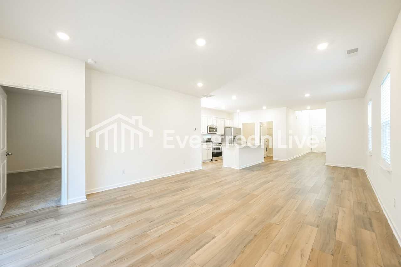 2476 Lennox Rd Se - Photo 2 of 15