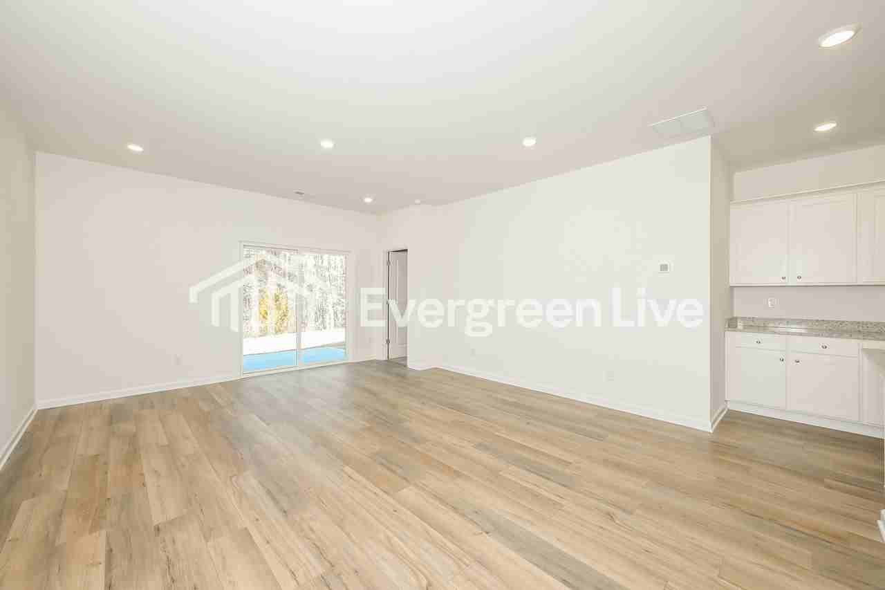 2476 Lennox Rd Se - Photo 3 of 15