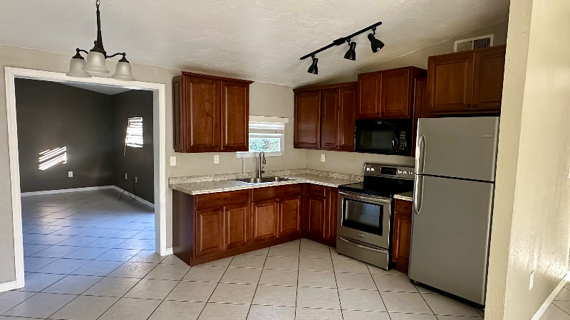 1218 Sultana St - Photo 3 of 11