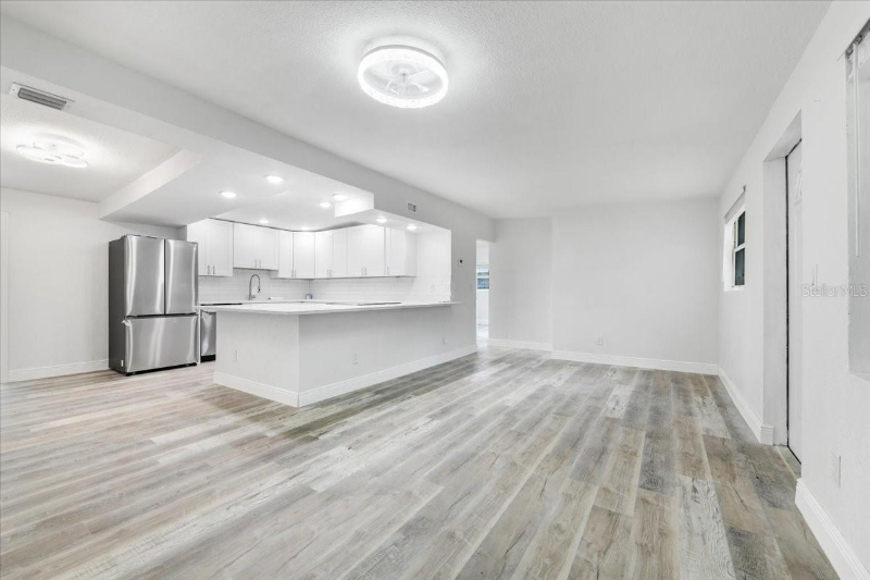 2110 Alemanda Dr - Photo 4 of 20